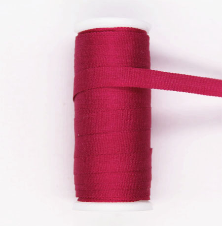 454 - Seidenbändchen 4 mm breit, 10-m-Spule, Farbe: Himbeerrot 454 - Seidenbändchen 4 mm breit, 10-m-Spule, Farbe: Himbeerrot